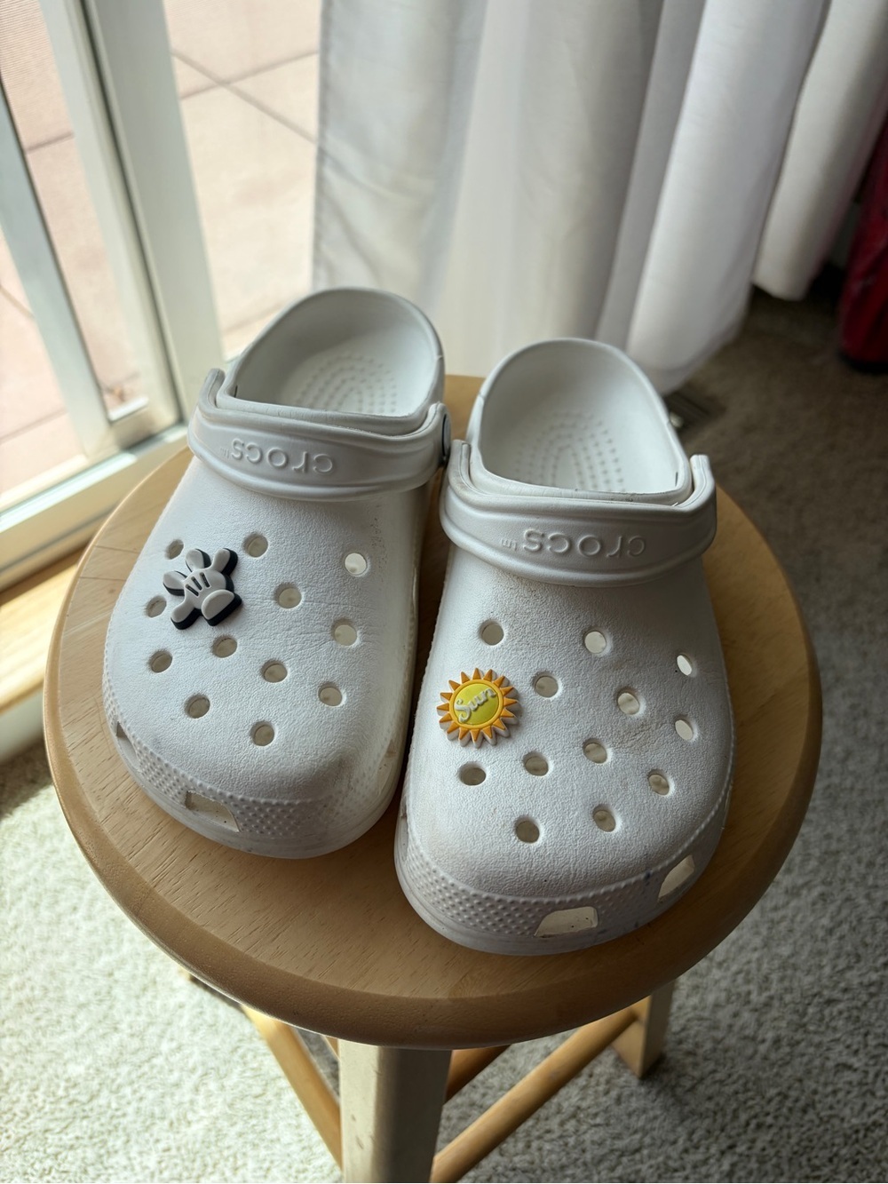 Classic White Crocs Women’s Size 5 Men’s Sz 7 Jibbitz Charms Included Disney G2